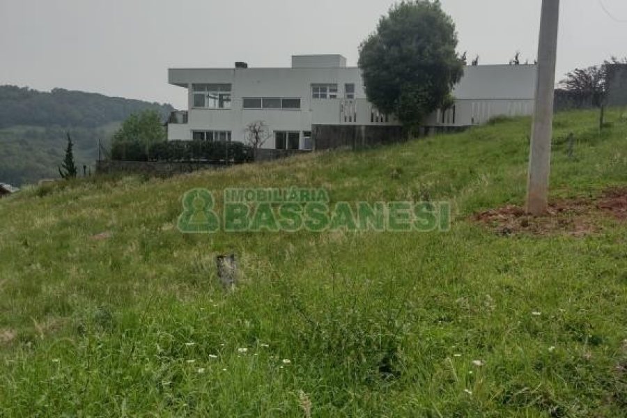 Terreno com 1818m², no bairro Linha 40 em Caxias do Sul para Comprar