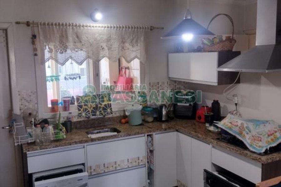 Casa com 242m², 5 dormitórios, 2 vagas, no bairro Charqueadas em Caxias do Sul para Comprar