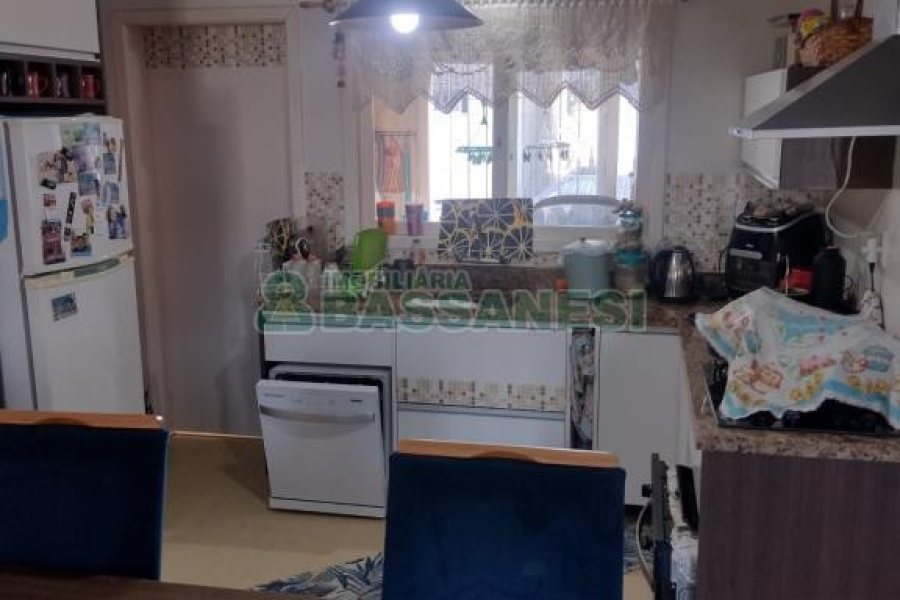 Casa com 242m², 5 dormitórios, 2 vagas, no bairro Charqueadas em Caxias do Sul para Comprar