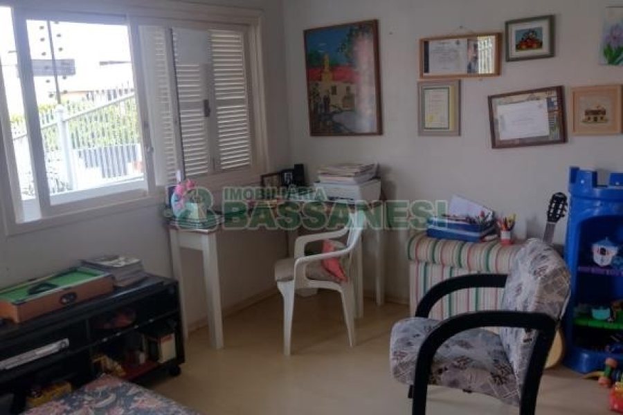 Casa com 242m², 5 dormitórios, 2 vagas, no bairro Charqueadas em Caxias do Sul para Comprar