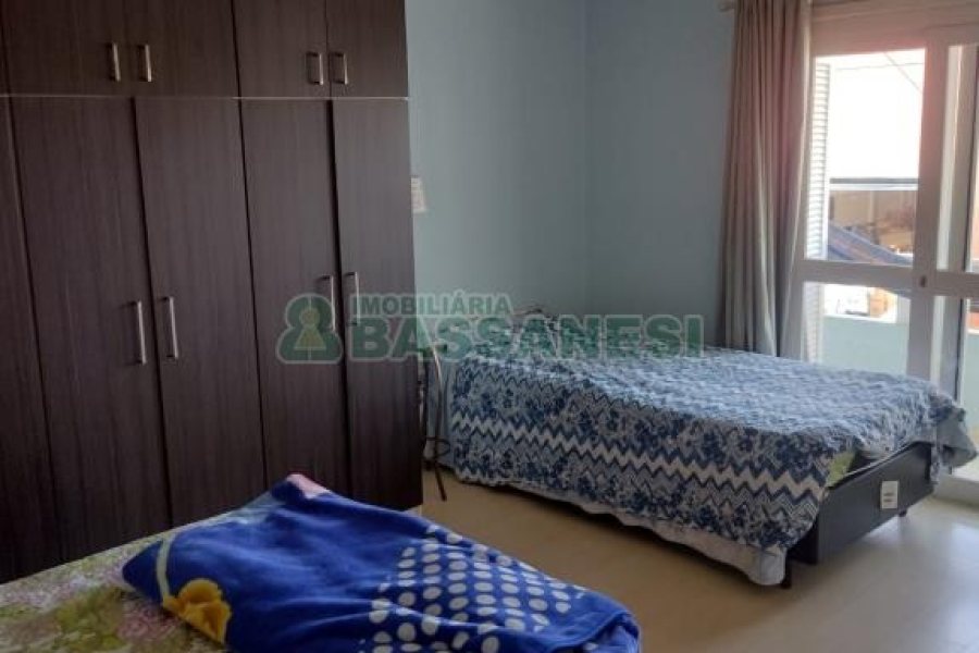 Casa com 242m², 5 dormitórios, 2 vagas, no bairro Charqueadas em Caxias do Sul para Comprar