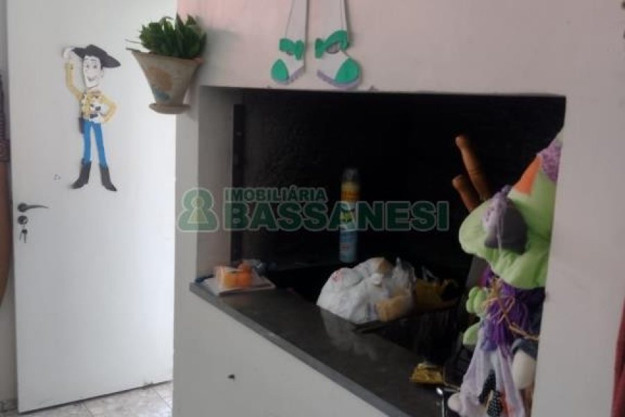 Casa com 242m², 5 dormitórios, 2 vagas, no bairro Charqueadas em Caxias do Sul para Comprar