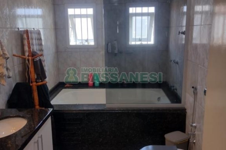 Casa com 242m², 5 dormitórios, 2 vagas, no bairro Charqueadas em Caxias do Sul para Comprar