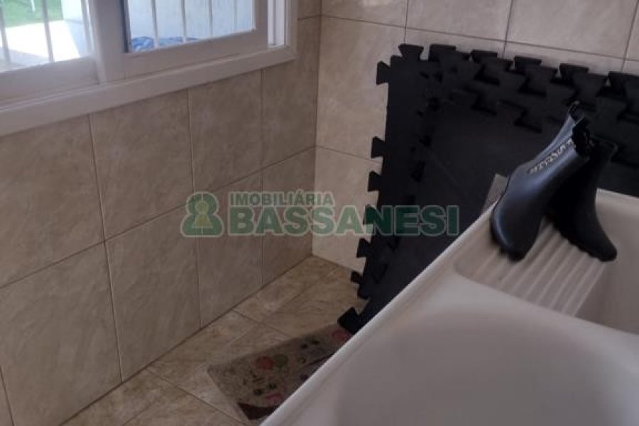 Casa com 242m², 5 dormitórios, 2 vagas, no bairro Charqueadas em Caxias do Sul para Comprar