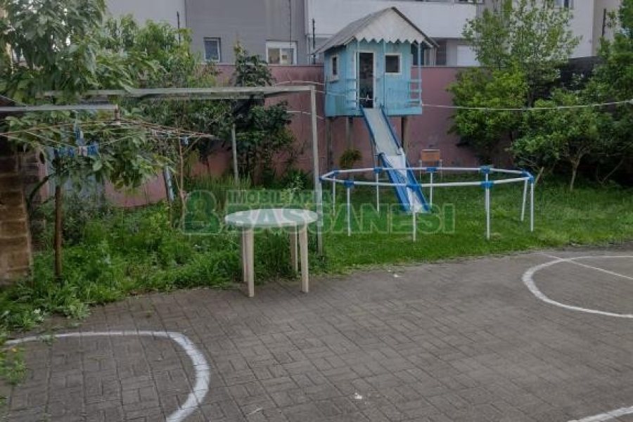 Casa com 242m², 5 dormitórios, 2 vagas, no bairro Charqueadas em Caxias do Sul para Comprar