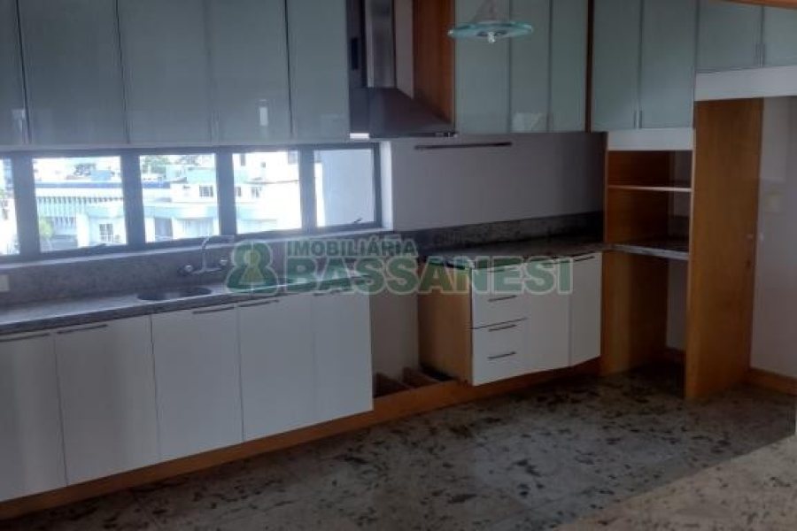 Apto/Cobertura com 423m², 3 dormitórios, 2 vagas, no bairro Medianeira em Caxias do Sul para Comprar