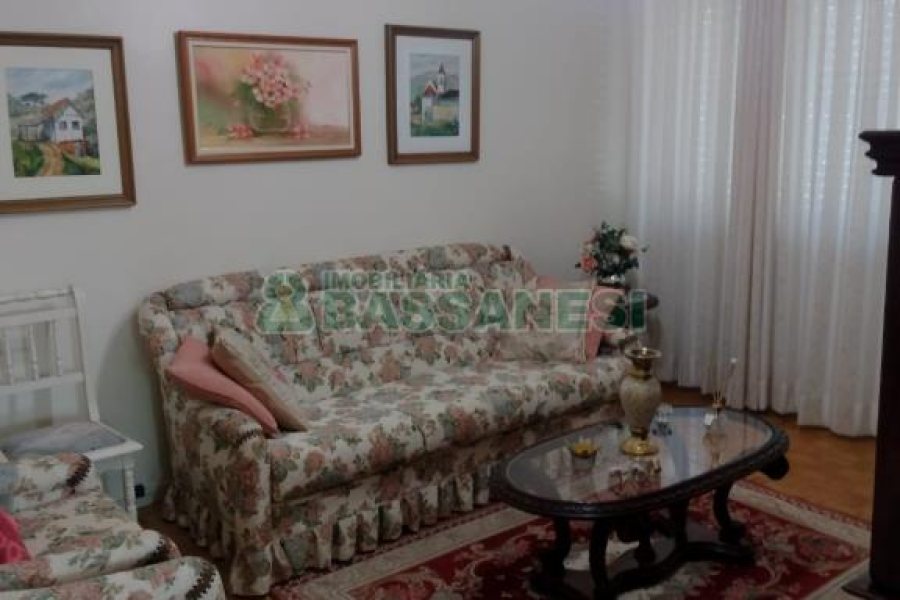 Casa com 154m², 3 dormitórios, 2 vagas, no bairro Cinqüentenário em Caxias do Sul para Comprar