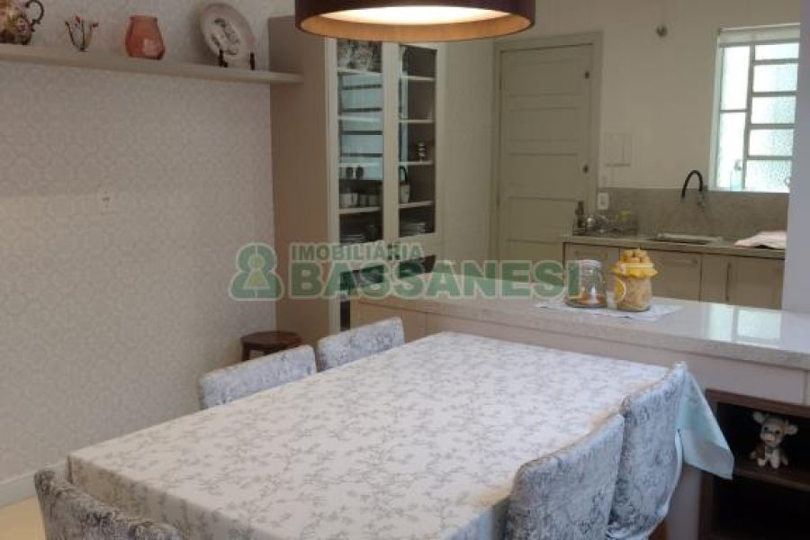 Casa com 154m², 3 dormitórios, 2 vagas, no bairro Cinqüentenário em Caxias do Sul para Comprar