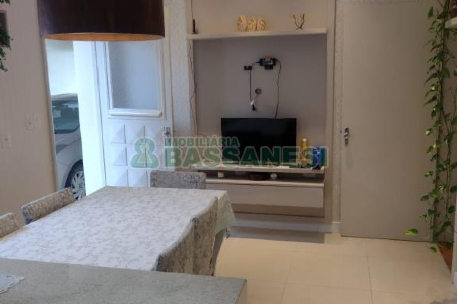 Casa com 154m², 3 dormitórios, 2 vagas, no bairro Cinqüentenário em Caxias do Sul para Comprar