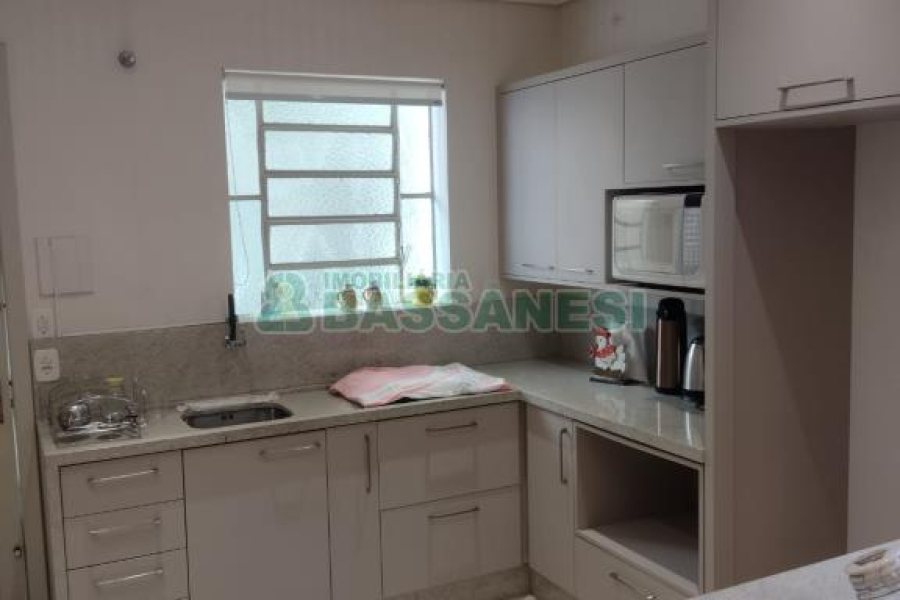 Casa com 154m², 3 dormitórios, 2 vagas, no bairro Cinqüentenário em Caxias do Sul para Comprar