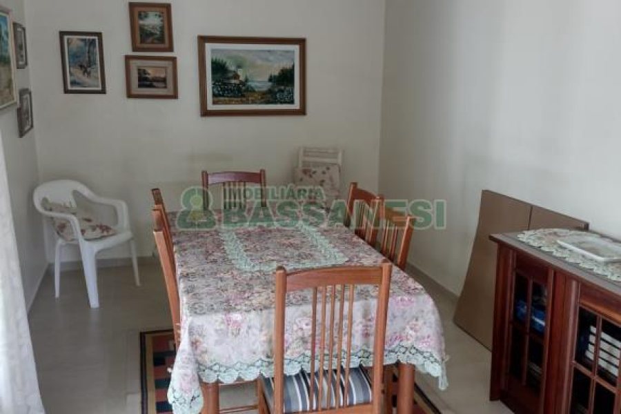 Casa com 154m², 3 dormitórios, 2 vagas, no bairro Cinqüentenário em Caxias do Sul para Comprar