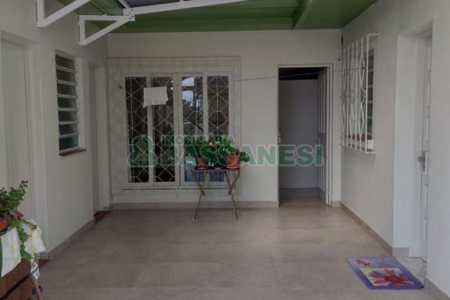 Casa com 154m², 3 dormitórios, 2 vagas, no bairro Cinqüentenário em Caxias do Sul para Comprar