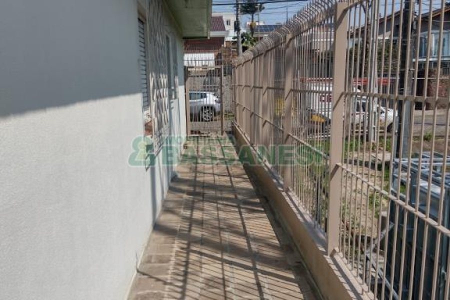 Casa com 154m², 3 dormitórios, 2 vagas, no bairro Cinqüentenário em Caxias do Sul para Comprar