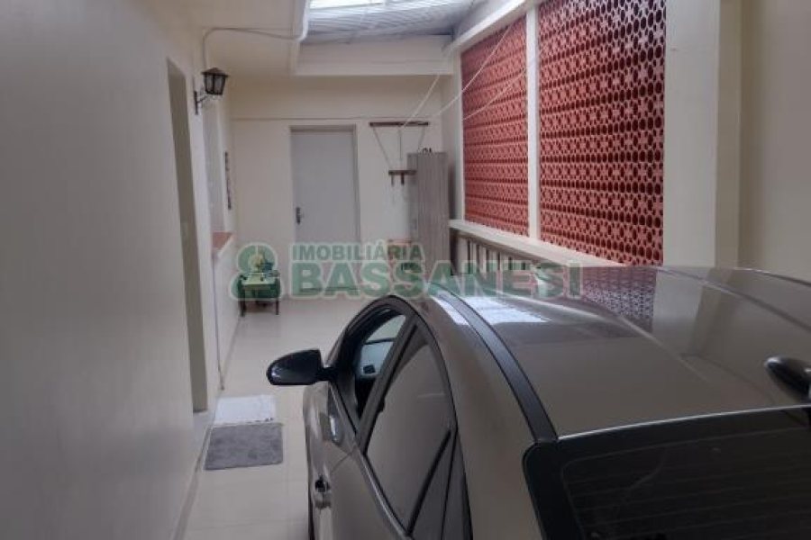 Casa com 154m², 3 dormitórios, 2 vagas, no bairro Cinqüentenário em Caxias do Sul para Comprar