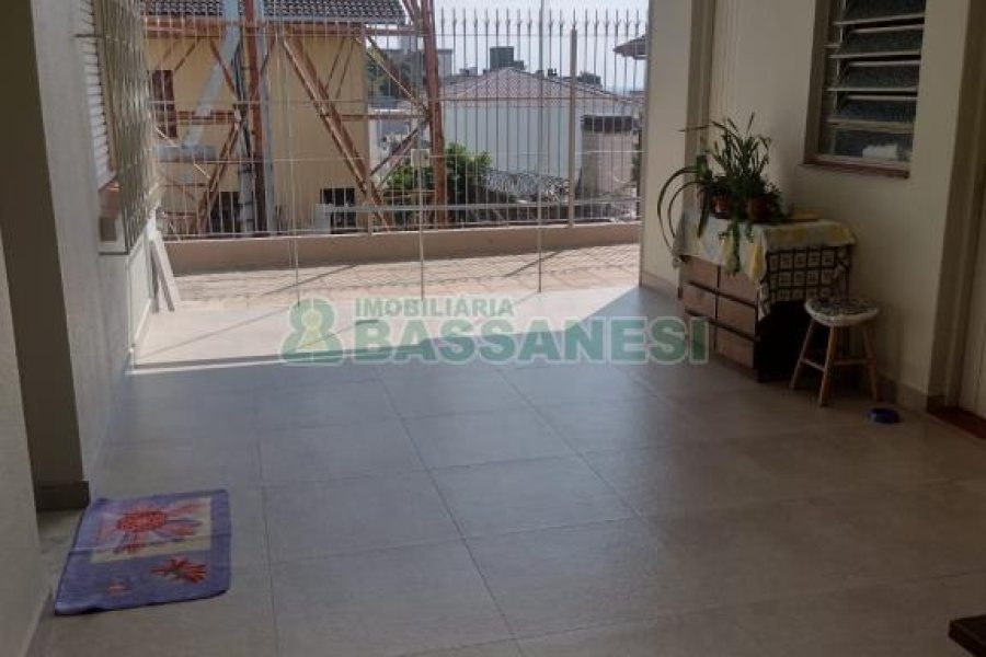 Casa com 154m², 3 dormitórios, 2 vagas, no bairro Cinqüentenário em Caxias do Sul para Comprar