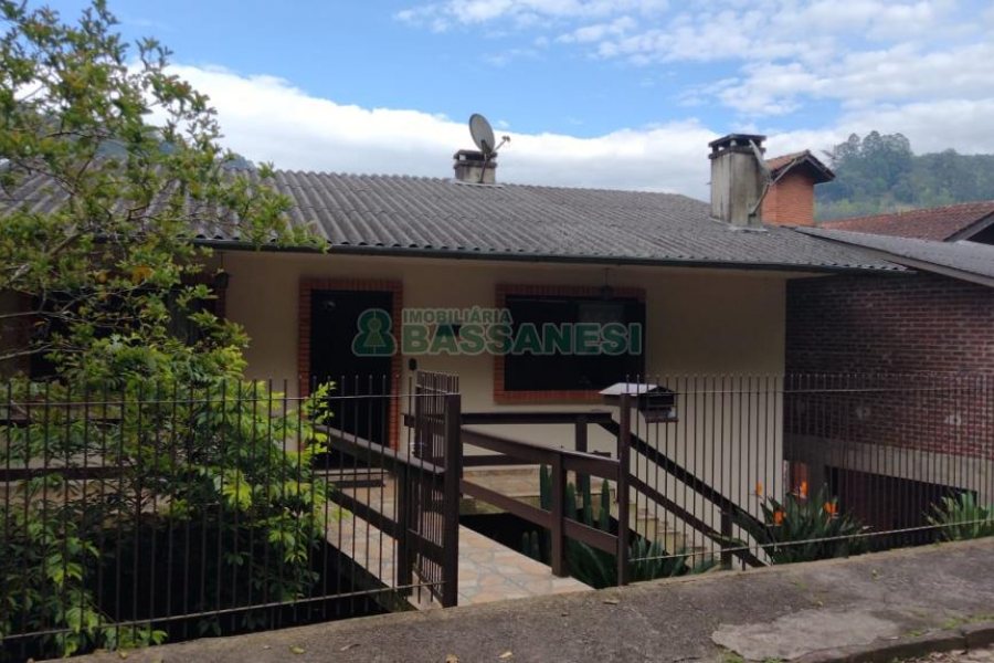 Casa com 231m², 3 dormitórios, no bairro Galópolis em Caxias do Sul para Comprar