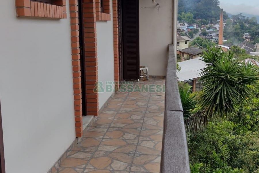 Casa com 231m², 3 dormitórios, no bairro Galópolis em Caxias do Sul para Comprar