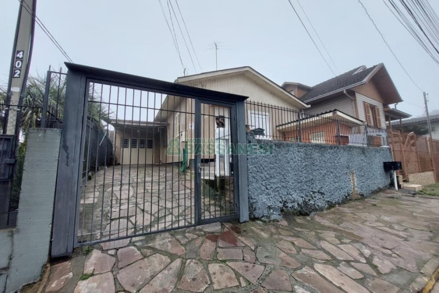 Casa com 141m², 2 dormitórios, 4 vagas, no bairro Marechal Floriano em Caxias do Sul para Comprar