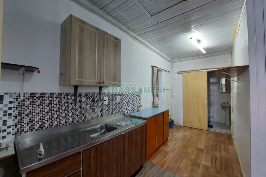 Casa com 141m², 2 dormitórios, 4 vagas, no bairro Marechal Floriano em Caxias do Sul para Comprar