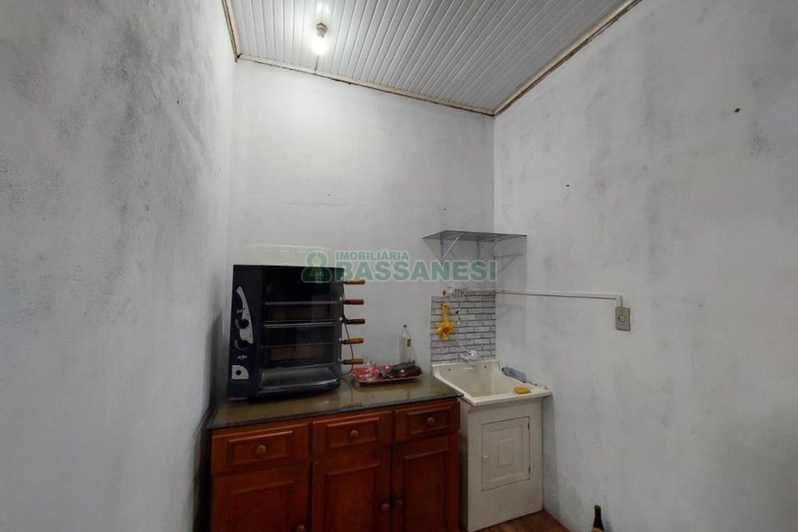Casa com 141m², 2 dormitórios, 4 vagas, no bairro Marechal Floriano em Caxias do Sul para Comprar