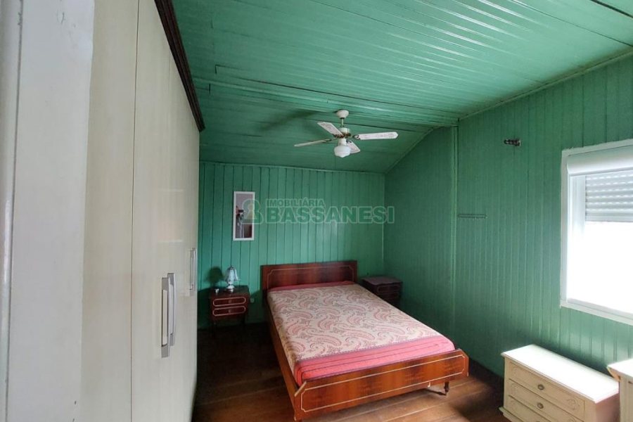 Casa com 141m², 2 dormitórios, 4 vagas, no bairro Marechal Floriano em Caxias do Sul para Comprar