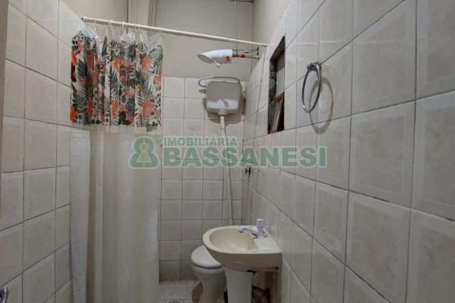 Casa com 141m², 2 dormitórios, 4 vagas, no bairro Marechal Floriano em Caxias do Sul para Comprar