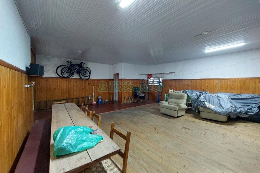 Casa com 141m², 2 dormitórios, 4 vagas, no bairro Marechal Floriano em Caxias do Sul para Comprar