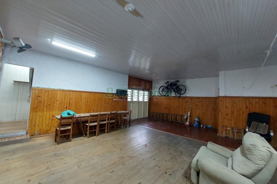 Casa com 141m², 2 dormitórios, 4 vagas, no bairro Marechal Floriano em Caxias do Sul para Comprar