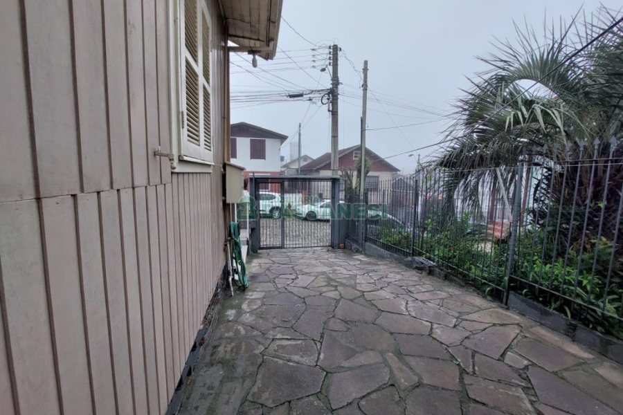 Casa com 141m², 2 dormitórios, 4 vagas, no bairro Marechal Floriano em Caxias do Sul para Comprar
