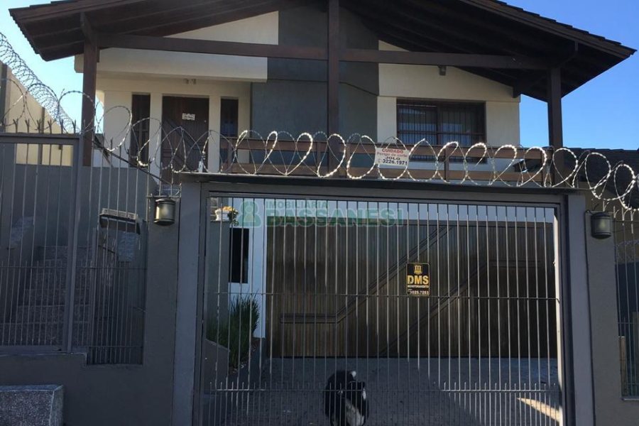 Casa com 265m², 4 dormitórios, 4 vagas, no bairro Vinhedos em Caxias do Sul para Comprar