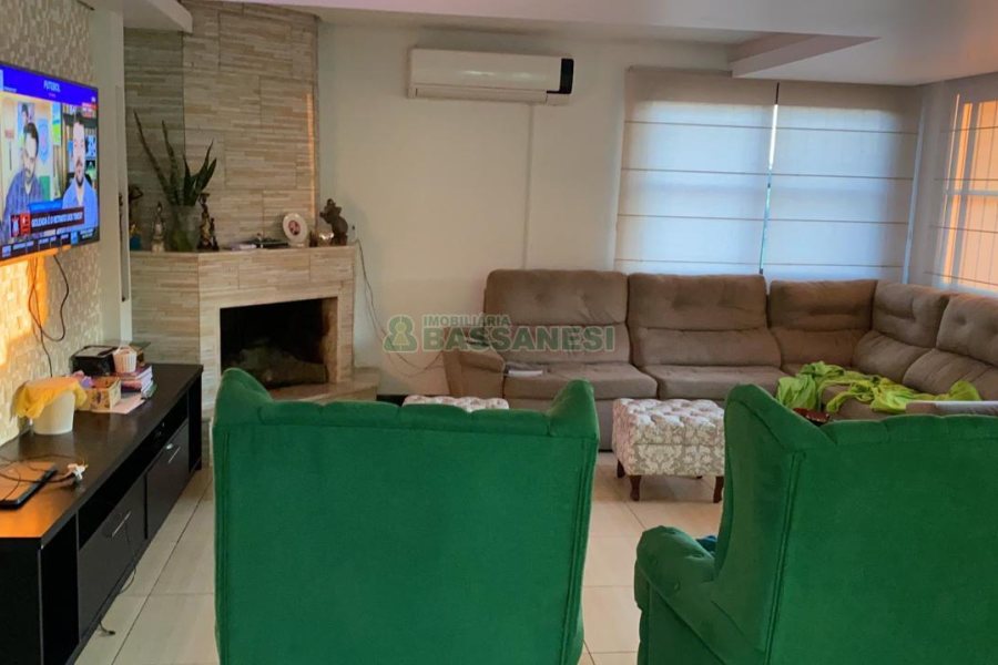 Casa com 265m², 4 dormitórios, 4 vagas, no bairro Vinhedos em Caxias do Sul para Comprar