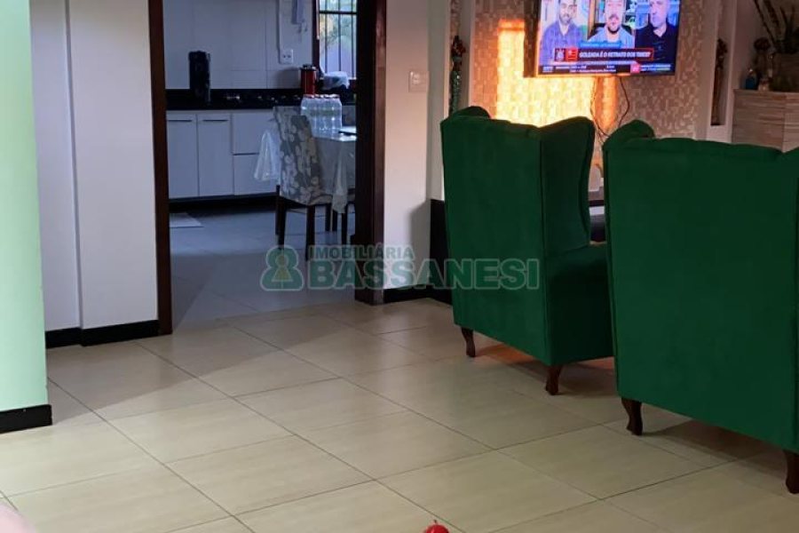 Casa com 265m², 4 dormitórios, 4 vagas, no bairro Vinhedos em Caxias do Sul para Comprar