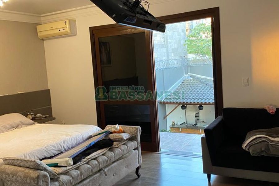 Casa com 265m², 4 dormitórios, 4 vagas, no bairro Vinhedos em Caxias do Sul para Comprar