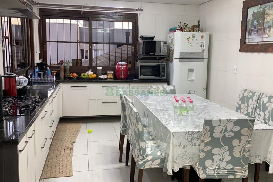 Casa com 265m², 4 dormitórios, 4 vagas, no bairro Vinhedos em Caxias do Sul para Comprar