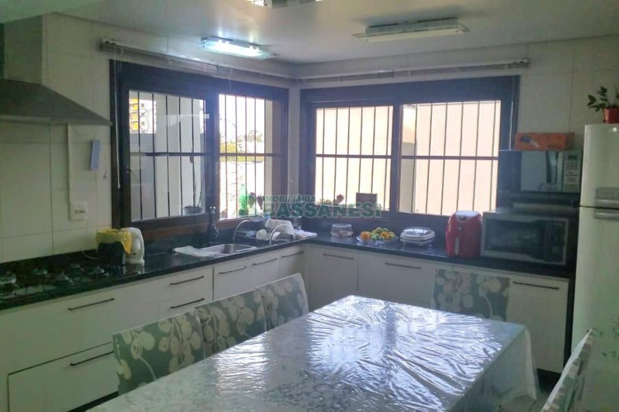 Casa com 265m², 4 dormitórios, 4 vagas, no bairro Vinhedos em Caxias do Sul para Comprar