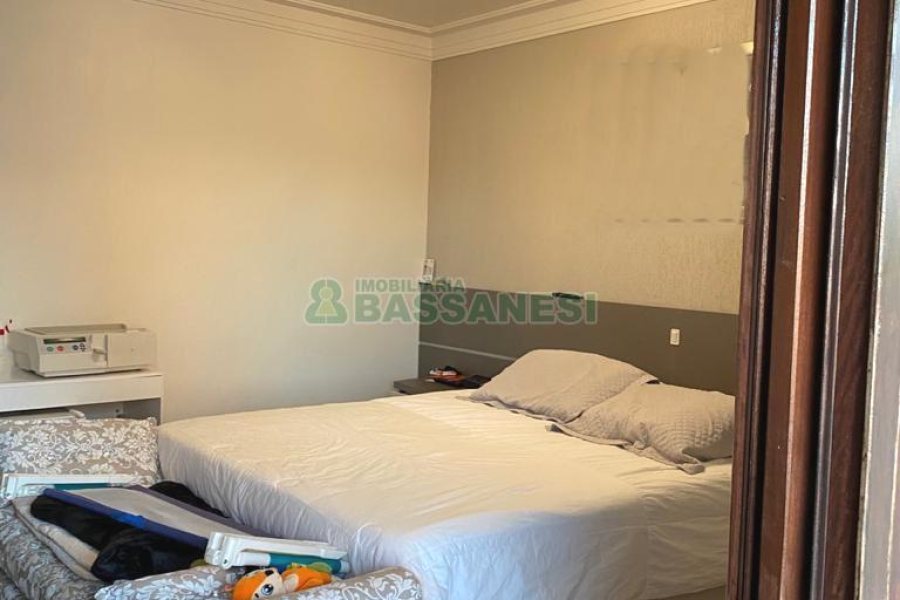 Casa com 265m², 4 dormitórios, 4 vagas, no bairro Vinhedos em Caxias do Sul para Comprar