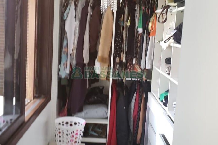 Casa com 265m², 4 dormitórios, 4 vagas, no bairro Vinhedos em Caxias do Sul para Comprar