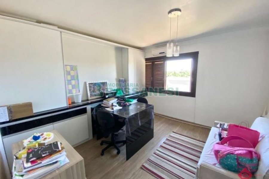 Casa com 265m², 4 dormitórios, 4 vagas, no bairro Vinhedos em Caxias do Sul para Comprar