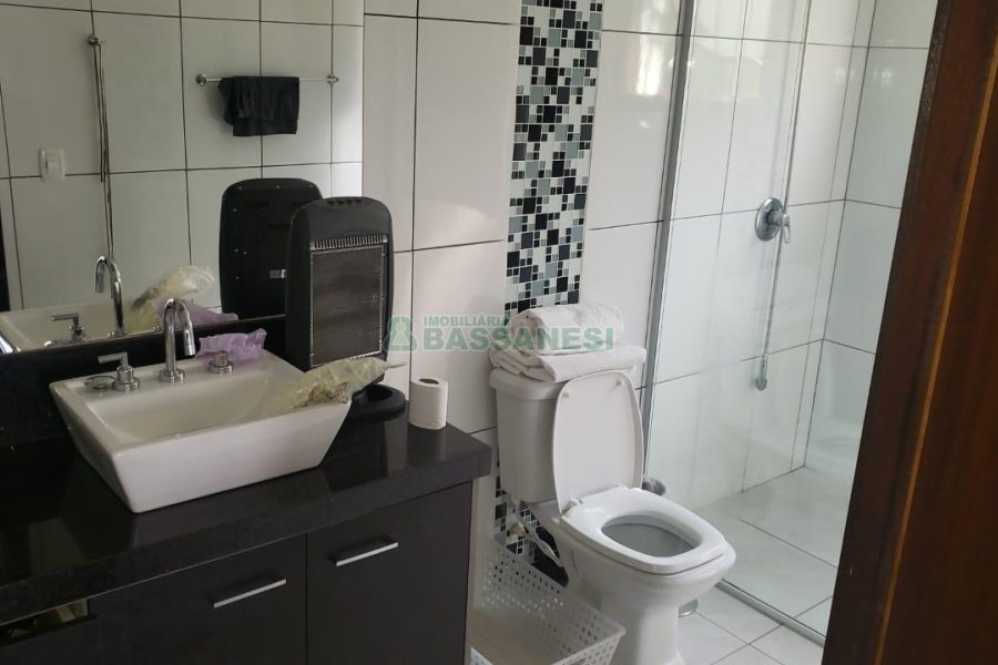 Casa com 265m², 4 dormitórios, 4 vagas, no bairro Vinhedos em Caxias do Sul para Comprar