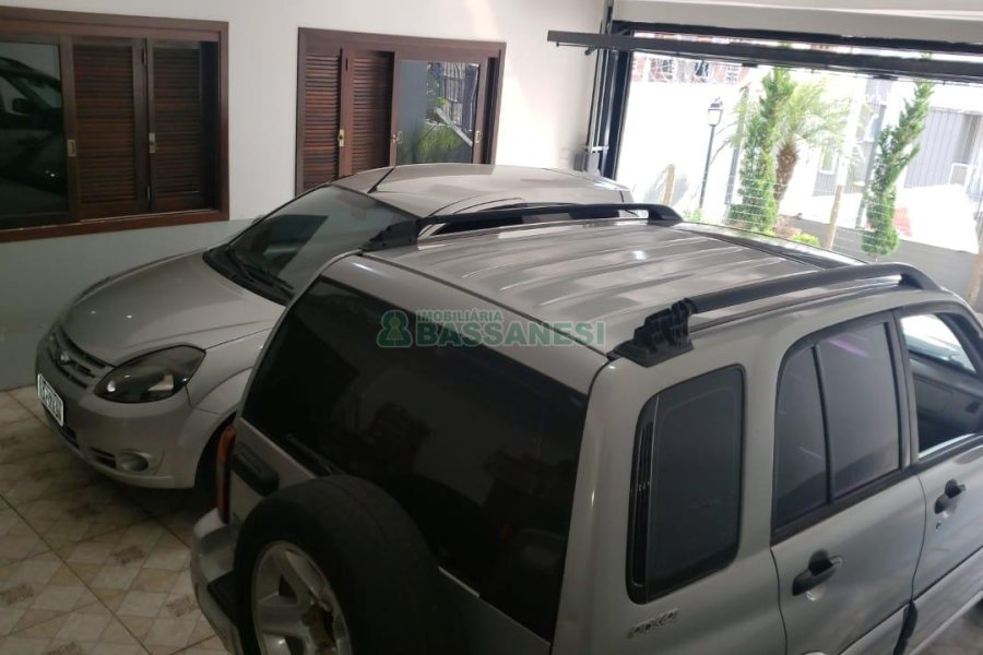 Casa com 265m², 4 dormitórios, 4 vagas, no bairro Vinhedos em Caxias do Sul para Comprar