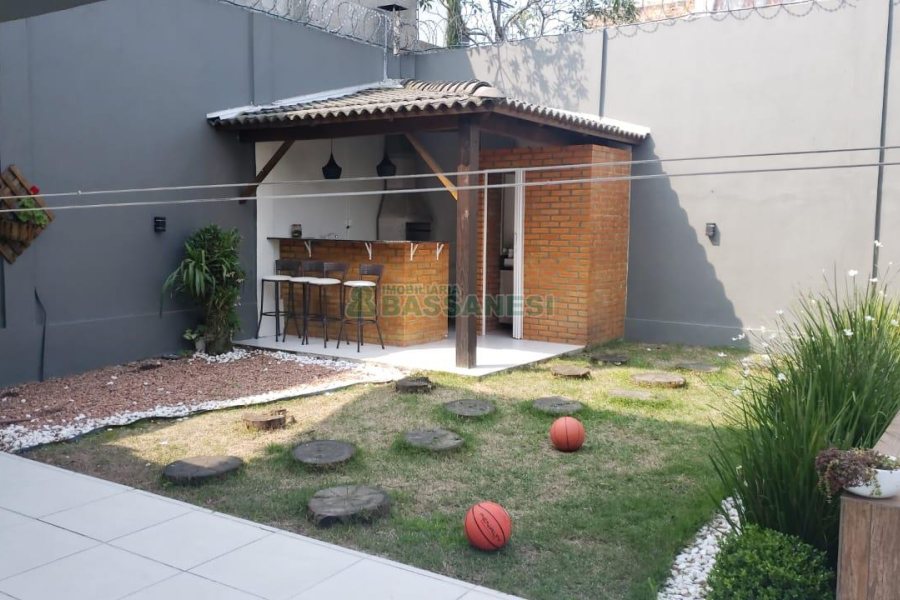 Casa com 265m², 4 dormitórios, 4 vagas, no bairro Vinhedos em Caxias do Sul para Comprar