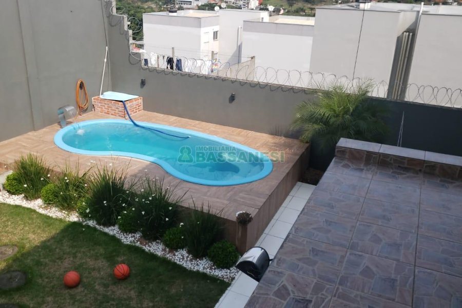 Casa com 265m², 4 dormitórios, 4 vagas, no bairro Vinhedos em Caxias do Sul para Comprar