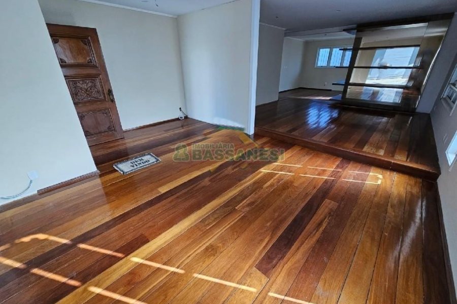 Casa Comercial com 350m², 3 vagas, no bairro Panazzolo em Caxias do Sul para Alugar