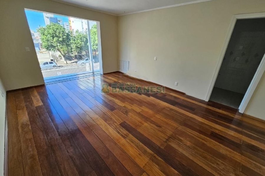 Casa Comercial com 350m², 3 vagas, no bairro Panazzolo em Caxias do Sul para Alugar
