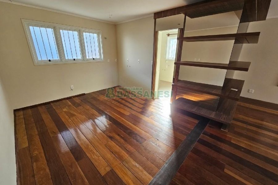 Casa Comercial com 350m², 3 vagas, no bairro Panazzolo em Caxias do Sul para Alugar