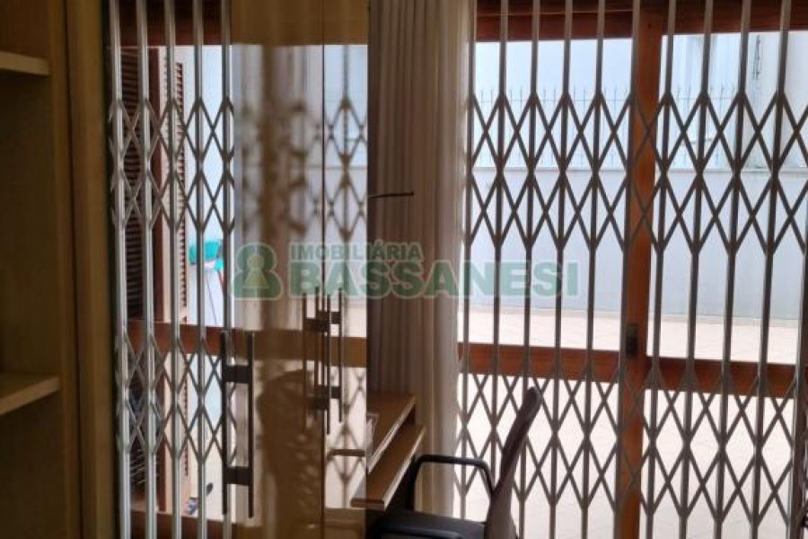 Apartamento com 242m², 3 dormitórios, 3 vagas, no bairro Panazzolo em Caxias do Sul para Comprar