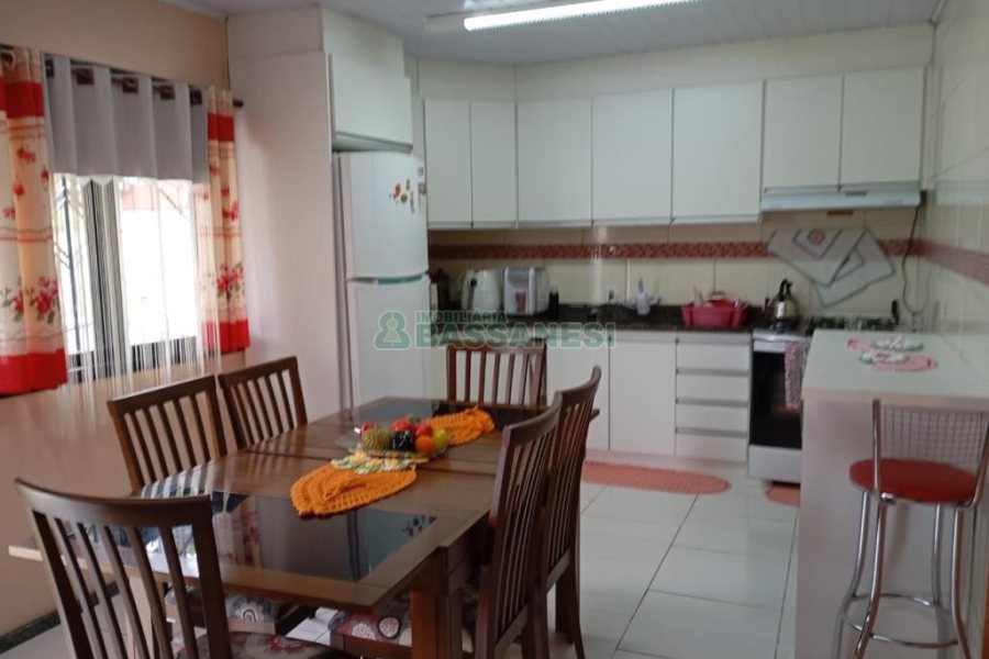 Casa com 288m², 3 dormitórios, 5 vagas, no bairro Charqueadas em Caxias do Sul para Comprar