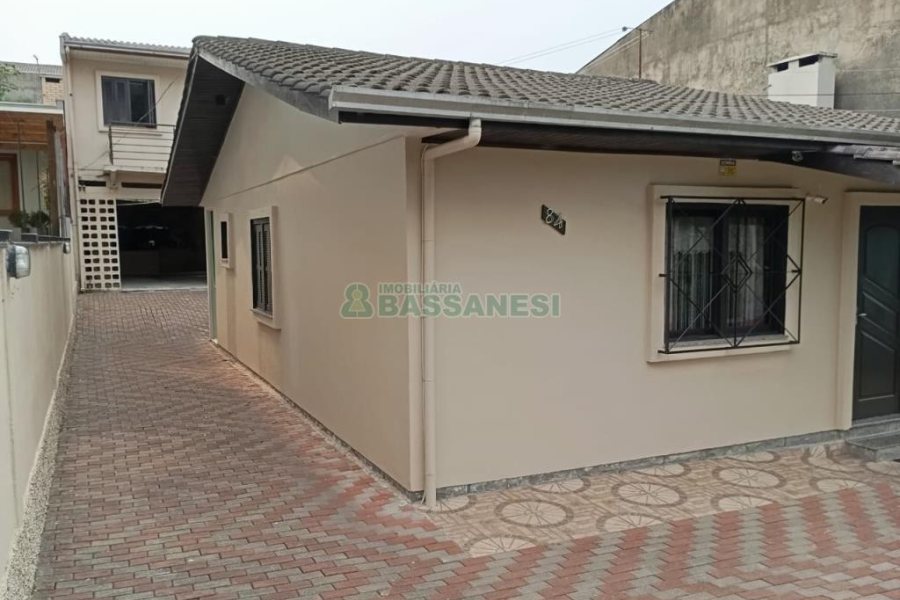 Casa com 288m², 3 dormitórios, 5 vagas, no bairro Charqueadas em Caxias do Sul para Comprar