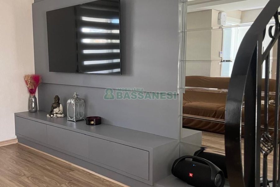 Sobrado com 139m², 3 dormitórios, 2 vagas, no bairro São Victor COHAB em Caxias do Sul para Comprar