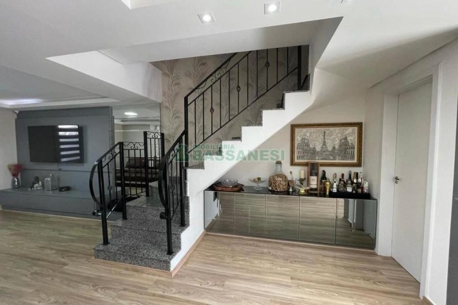 Sobrado com 139m², 3 dormitórios, 2 vagas, no bairro São Victor COHAB em Caxias do Sul para Comprar